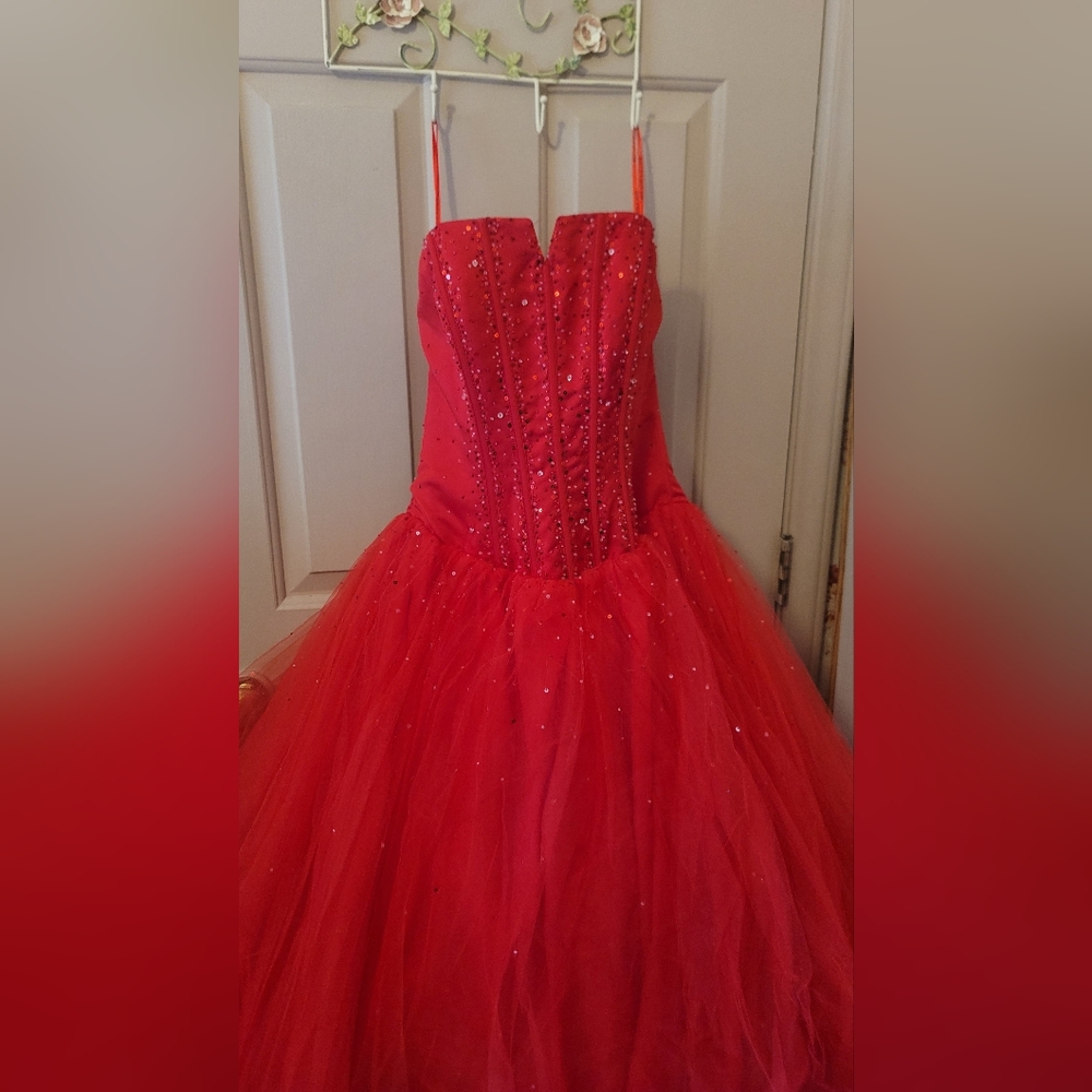 Red Stapless Prom Dress/Gown